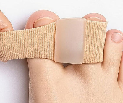 Gros plan sur le manchon en tissu et le coussinet en gel entre les orteils