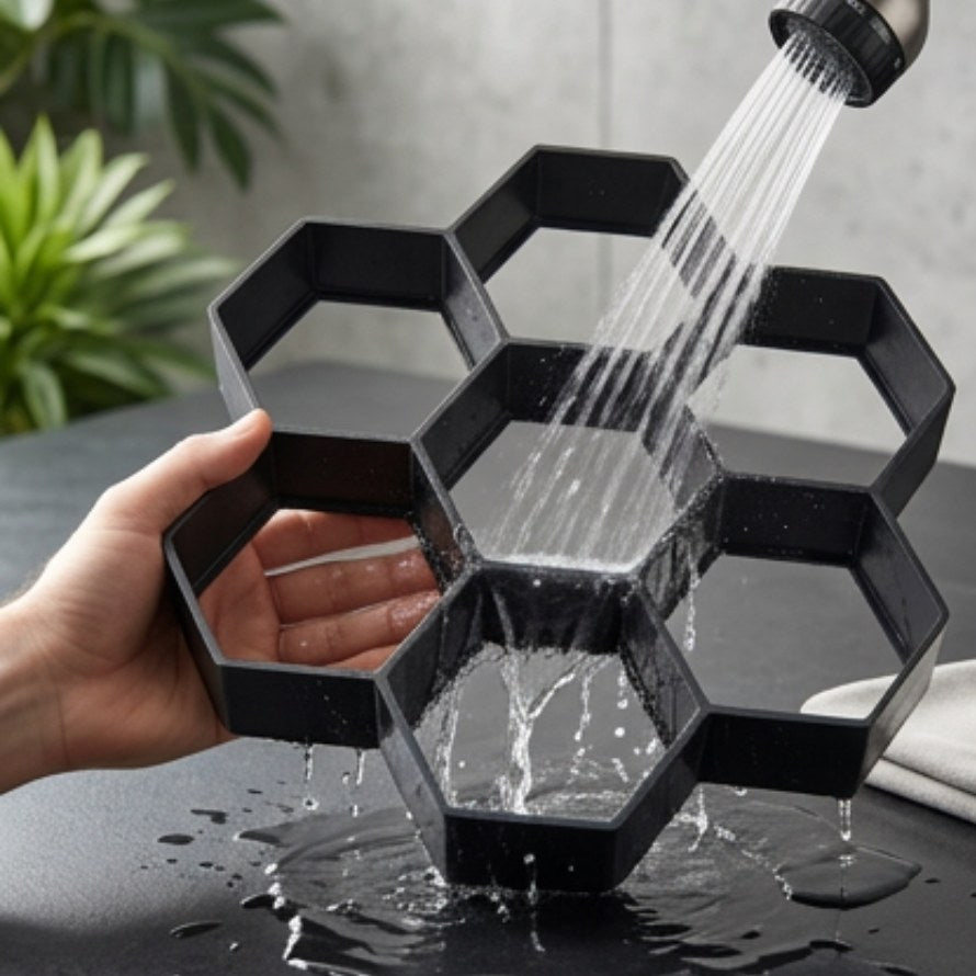 Moule à pavés hexagonal rincé au jet d'eau après usage
