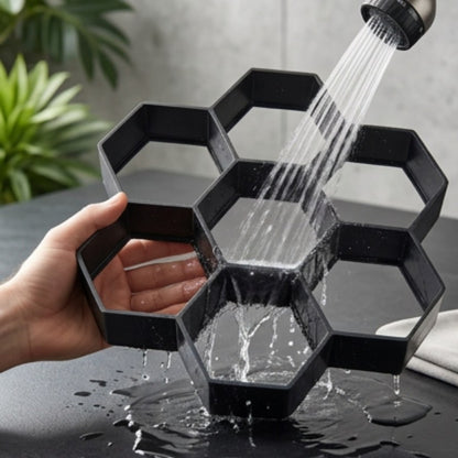 Moule à pavés hexagonal rincé au jet d'eau après usage